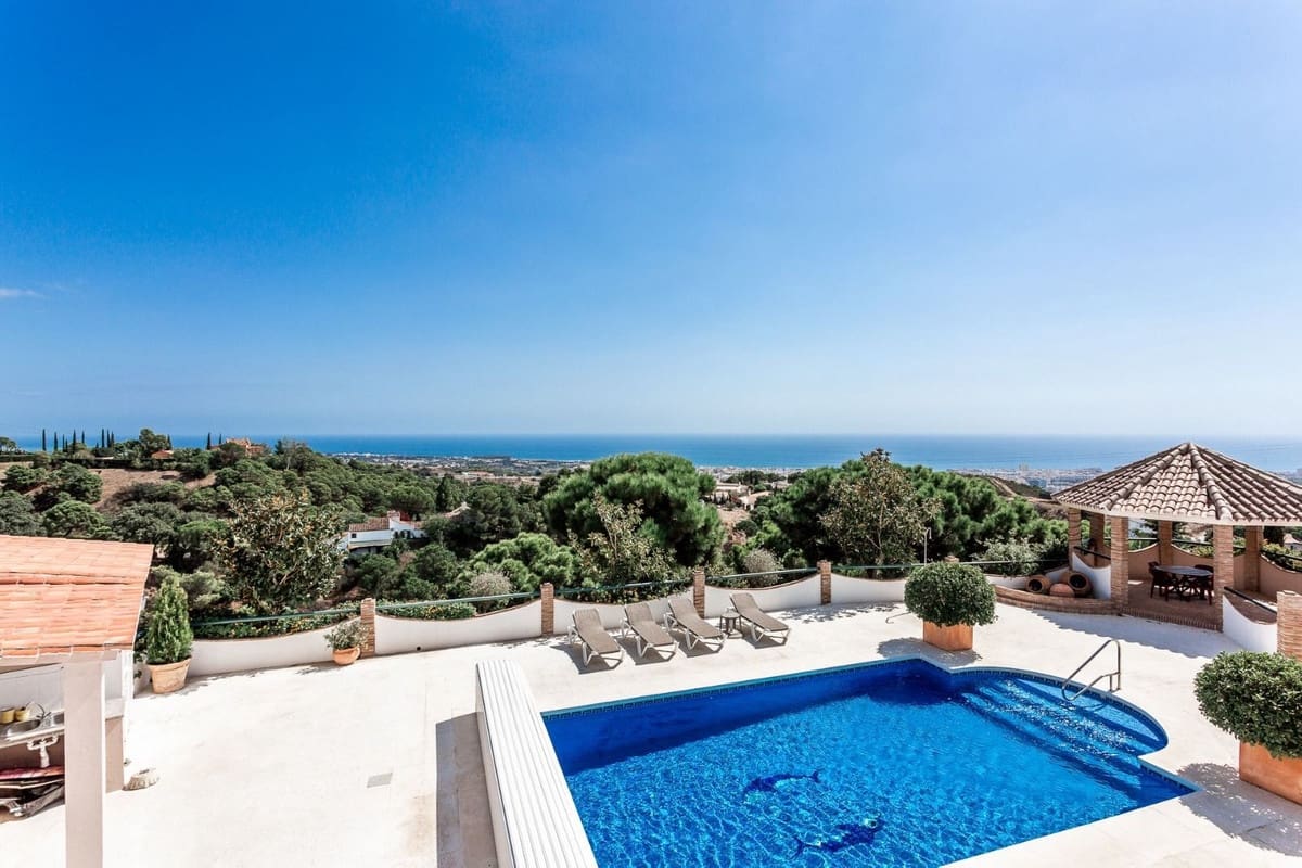 6 Zimmer Villa zu verkaufen in Estepona mit Pool Garage - 990.000 € (Ref: 9585207)