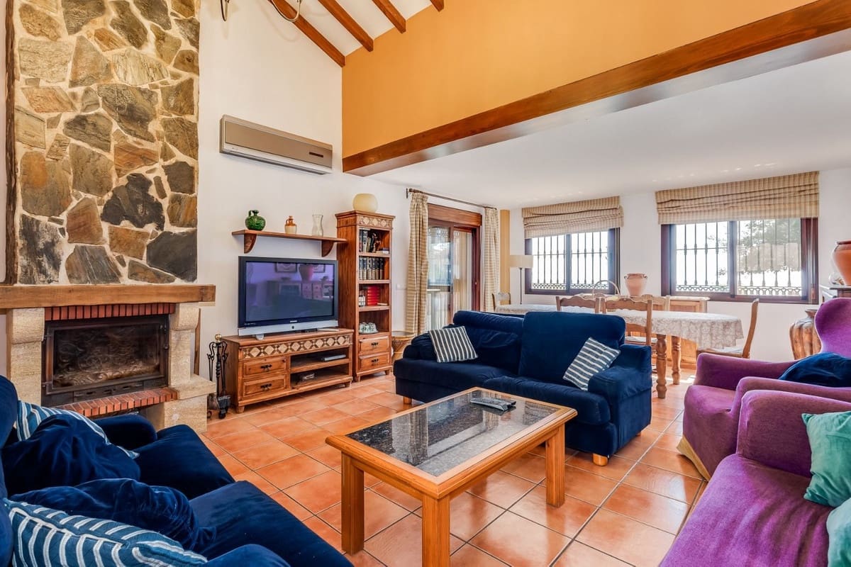 6 Zimmer Villa zu verkaufen in Estepona mit Pool Garage - 990.000 € (Ref: 9585207)