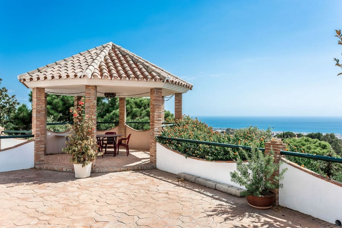6 Zimmer Villa zu verkaufen in Estepona mit Pool Garage - 990.000 € (Ref: 9585207)