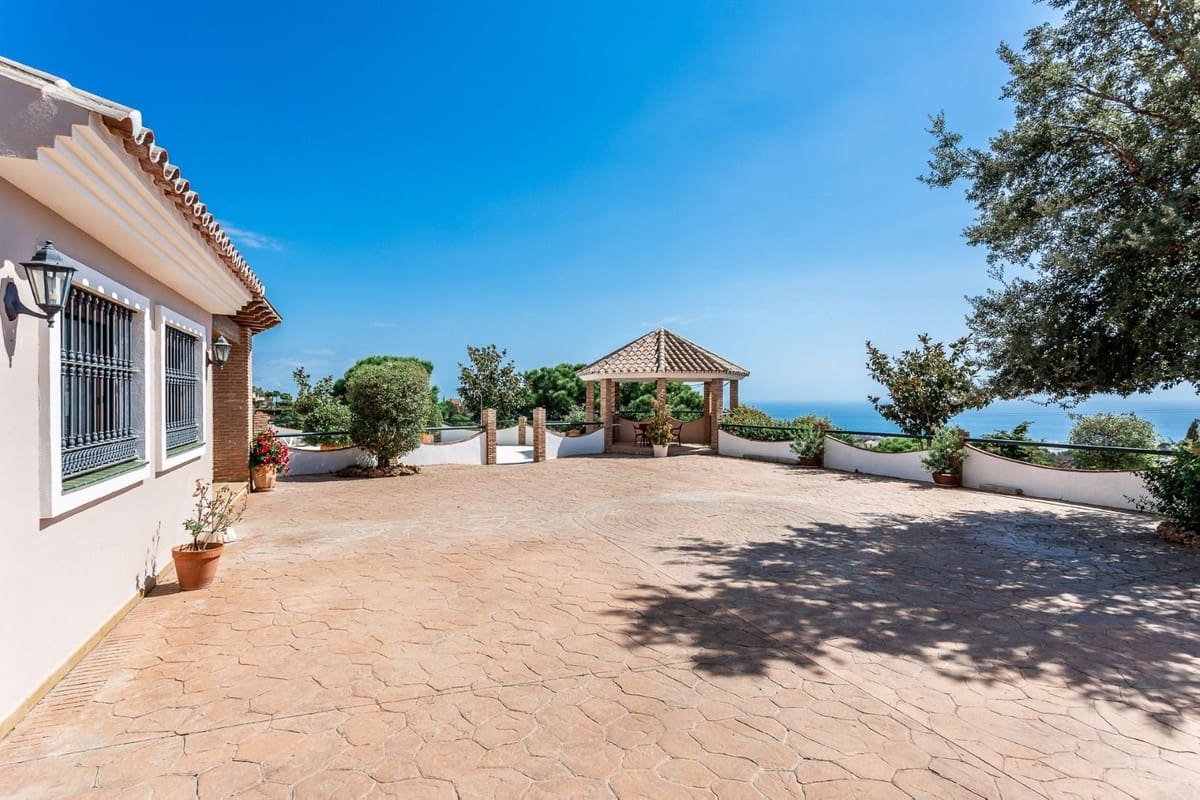 6 Zimmer Villa zu verkaufen in Estepona mit Pool Garage - 990.000 € (Ref: 9585207)