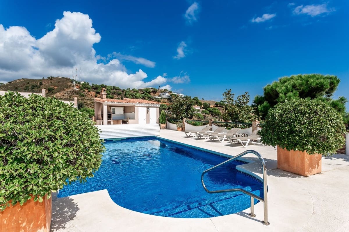 6 Zimmer Villa zu verkaufen in Estepona mit Pool Garage - 990.000 € (Ref: 9585207)