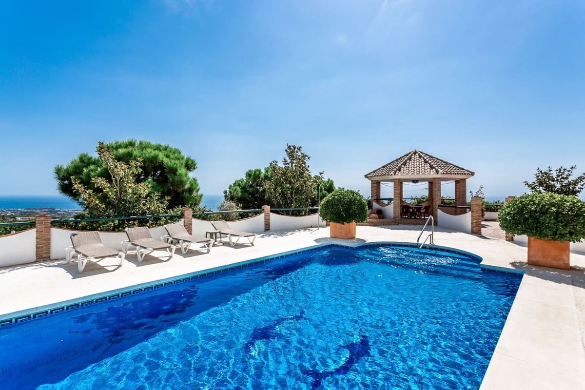 6 Zimmer Villa zu verkaufen in Estepona mit Pool Garage - 990.000 € (Ref: 9585207)