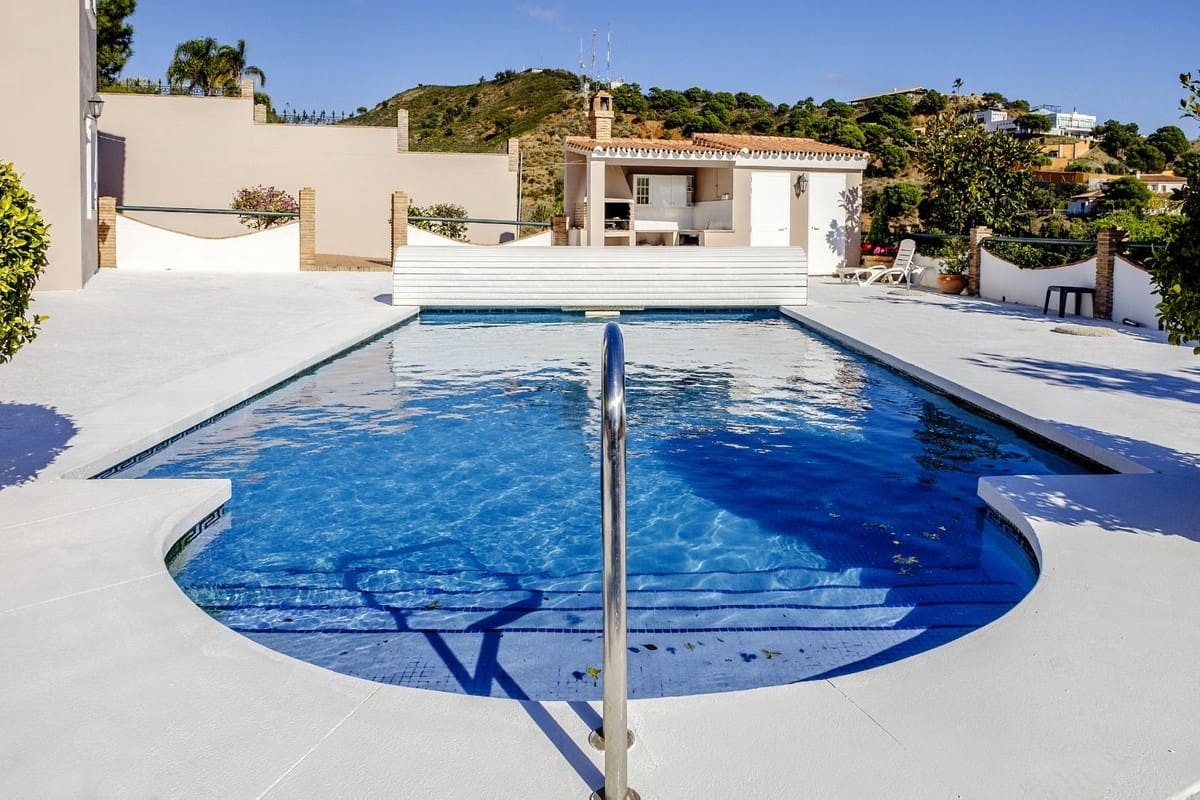 6 Zimmer Villa zu verkaufen in Estepona mit Pool Garage - 990.000 € (Ref: 9585207)