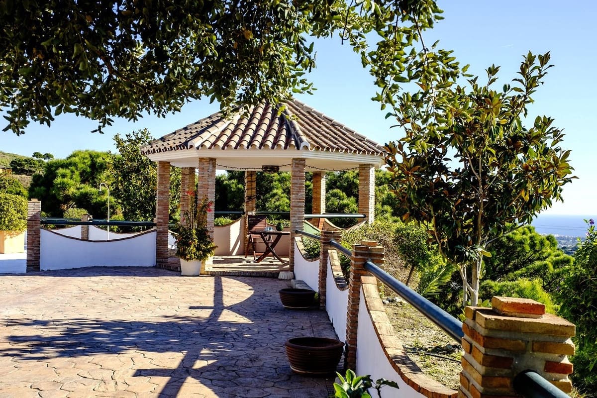 6 Zimmer Villa zu verkaufen in Estepona mit Pool Garage - 990.000 € (Ref: 9585207)