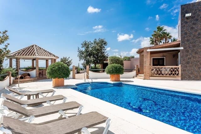 6 sovrum Villa till salu i Estepona med pool garage - 1 090 000 € (Ref: 9585207)