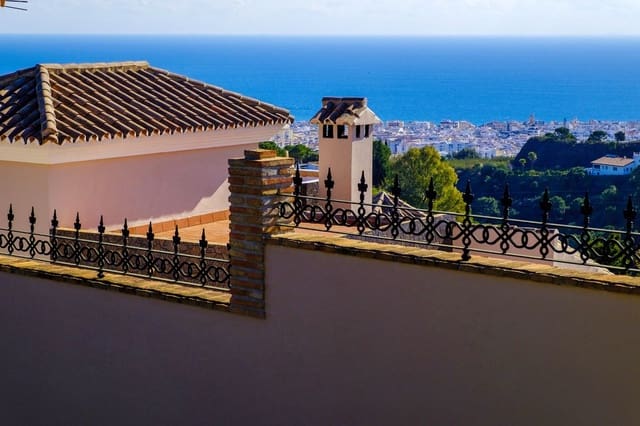 6 sovrum Villa till salu i Estepona med pool garage - 1 090 000 € (Ref: 9585207)