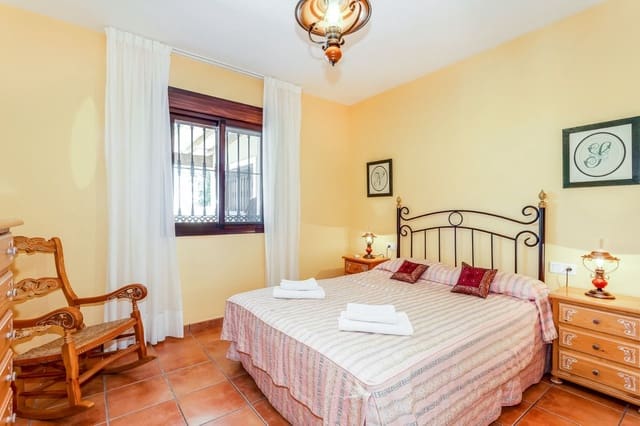 6 sovrum Villa till salu i Estepona med pool garage - 1 090 000 € (Ref: 9585207)