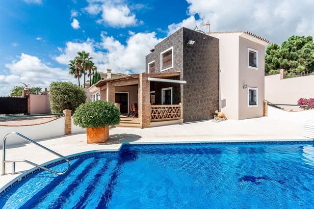 6 sovrum Villa till salu i Estepona med pool garage - 1 090 000 € (Ref: 9585207)