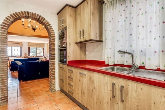 6 sovrum Villa till salu i Estepona med pool garage - 1 090 000 € (Ref: 9585207)