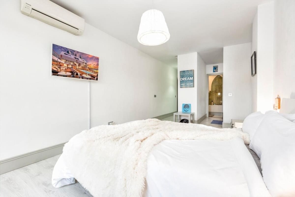 Apartamento de 2 habitaciones en Nueva Andalucia en venta con piscina garaje - 585.000 € (Ref: 9609608)