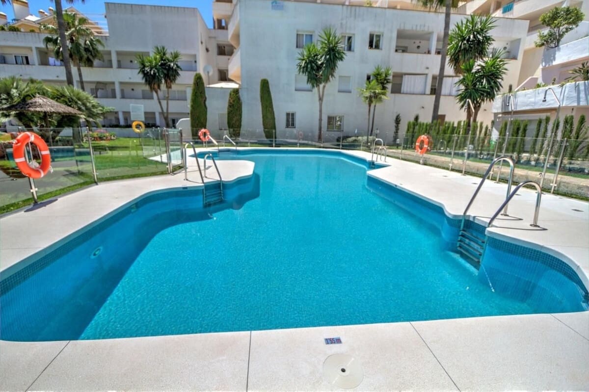 Apartamento de 2 habitaciones en Nueva Andalucia en venta con piscina garaje - 585.000 € (Ref: 9609608)