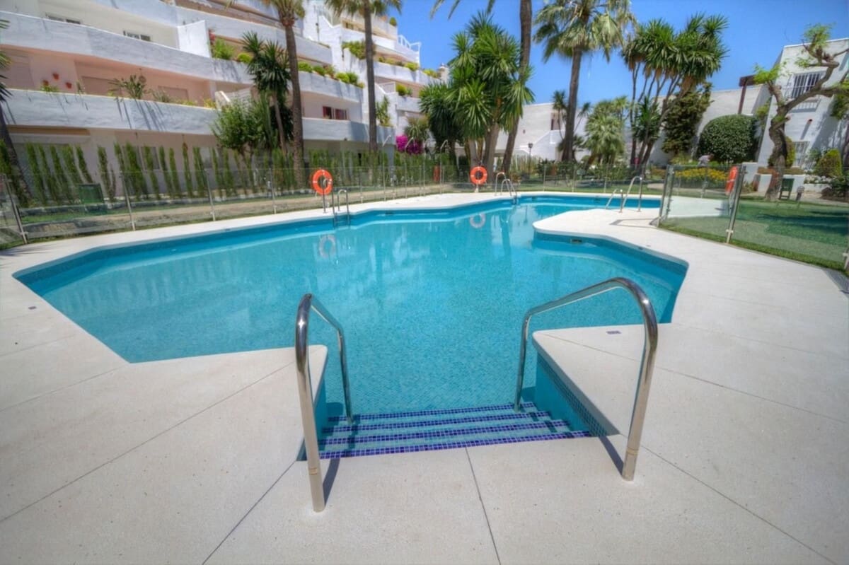 Apartamento de 2 habitaciones en Nueva Andalucia en venta con piscina garaje - 585.000 € (Ref: 9609608)