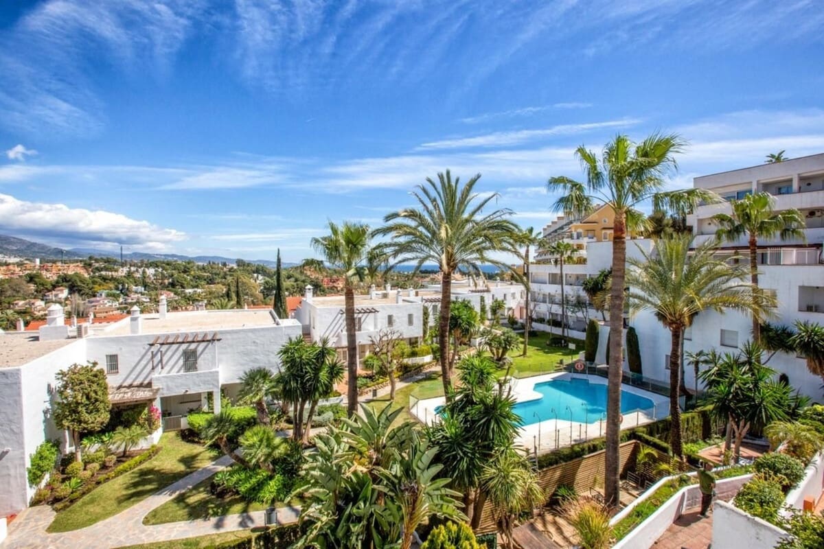 Apartamento de 2 habitaciones en Nueva Andalucia en venta con piscina garaje - 585.000 € (Ref: 9609608)