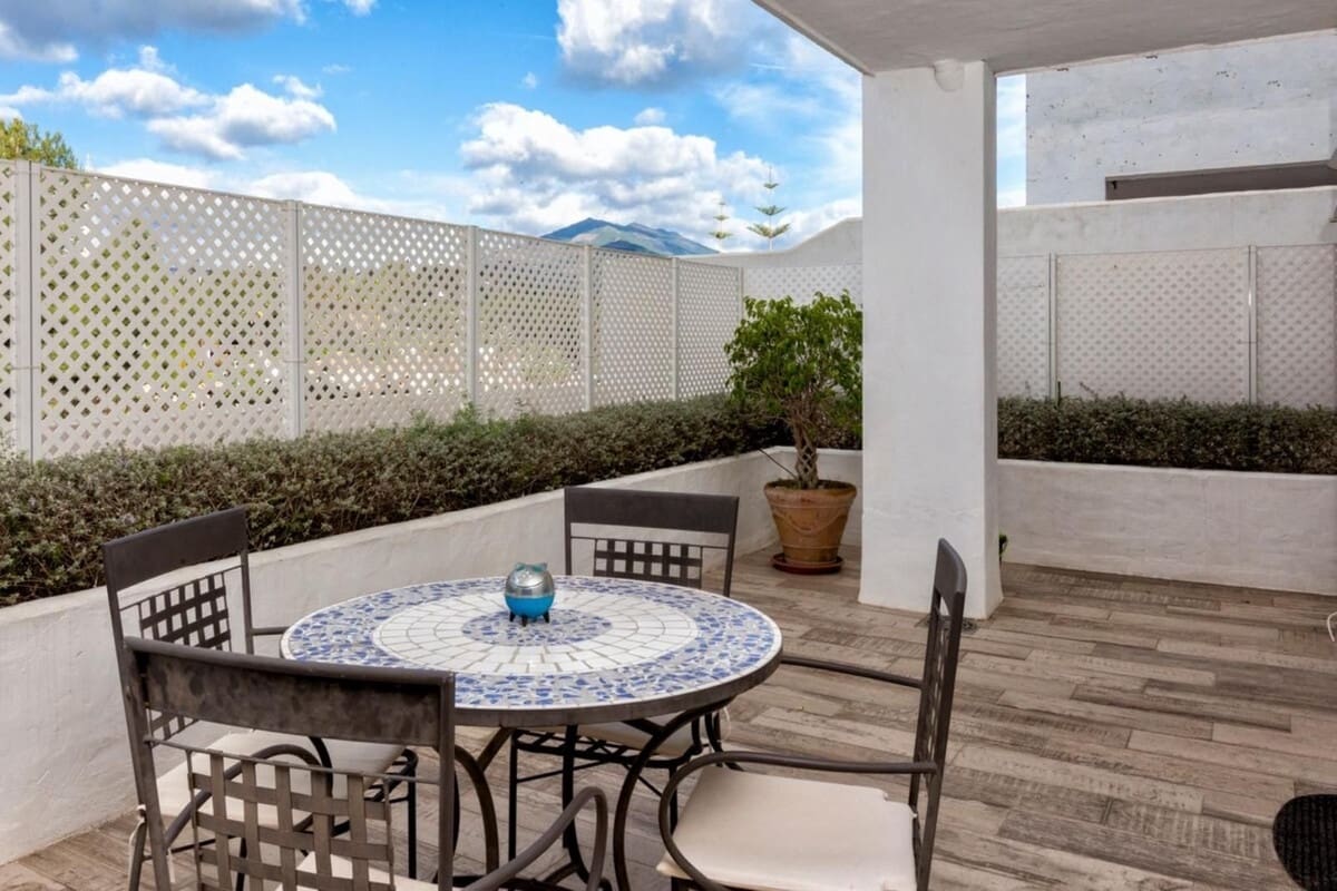 Apartamento de 2 habitaciones en Nueva Andalucia en venta con piscina garaje - 585.000 € (Ref: 9609608)