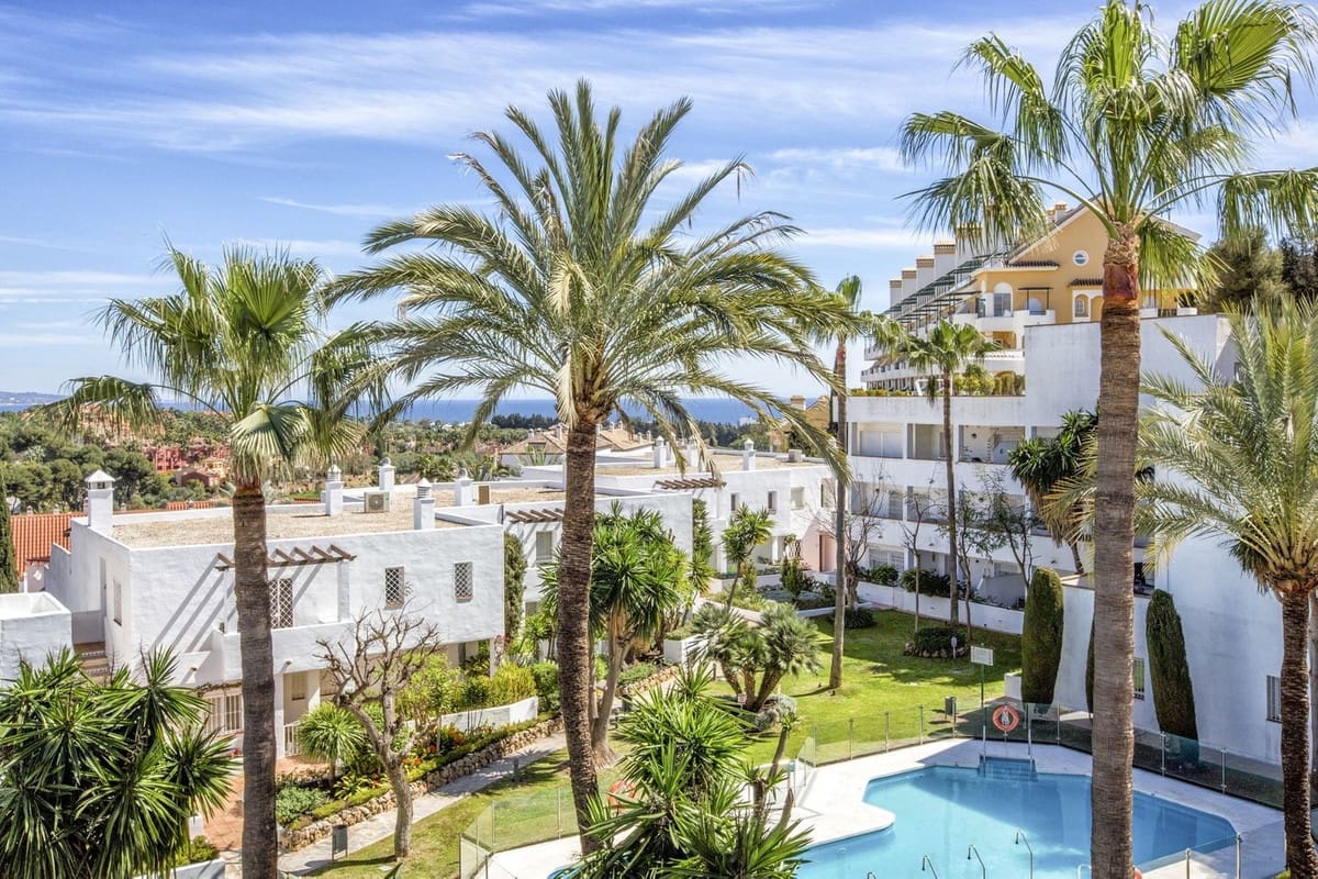 Apartamento de 2 habitaciones en Nueva Andalucia en venta con piscina garaje - 585.000 € (Ref: 9609608)