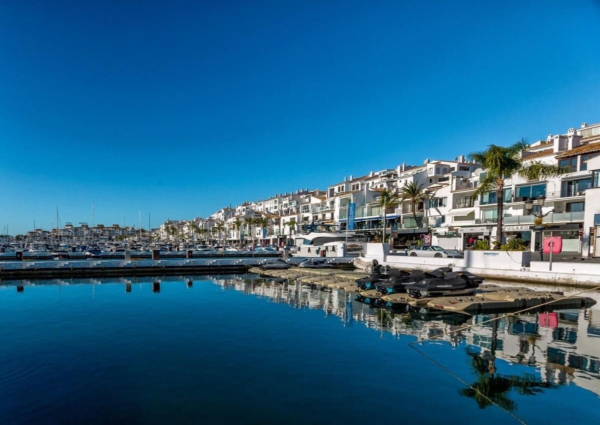 Apartamento de 2 habitaciones en Nueva Andalucia en venta con piscina garaje - 585.000 € (Ref: 9609608)