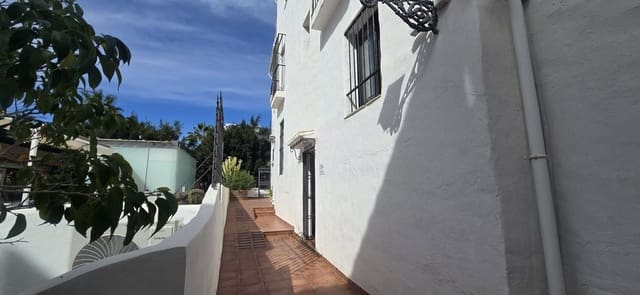 3 bedroom Beach Apartment for sale in Puerto Banus, Marbella - € 850,000 (Ref: 9679358)