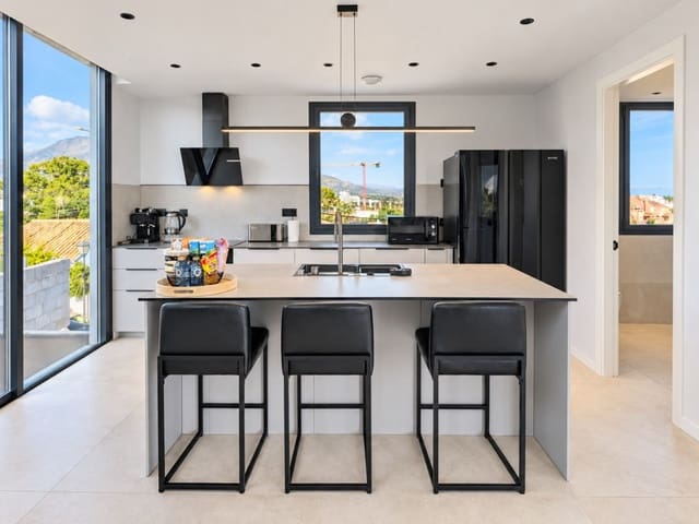 Chalet de 2 habitaciones en Nueva Andalucia, Marbella en alquiler con piscina garaje - 11.500 € (Ref: 9798057)