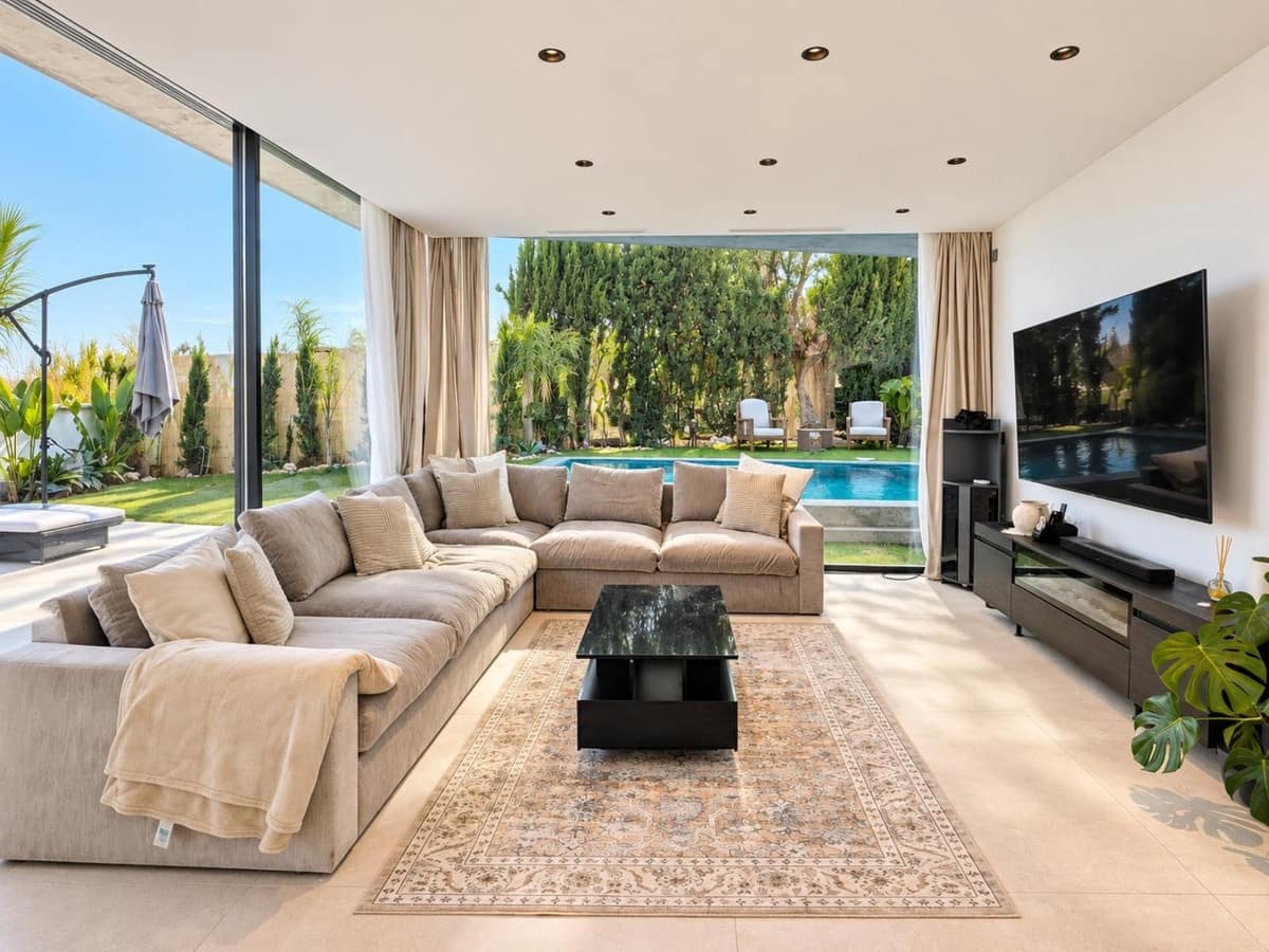 Chalet de 2 habitaciones en Nueva Andalucia en alquiler con piscina garaje - 11.500 € (Ref: 9798057)