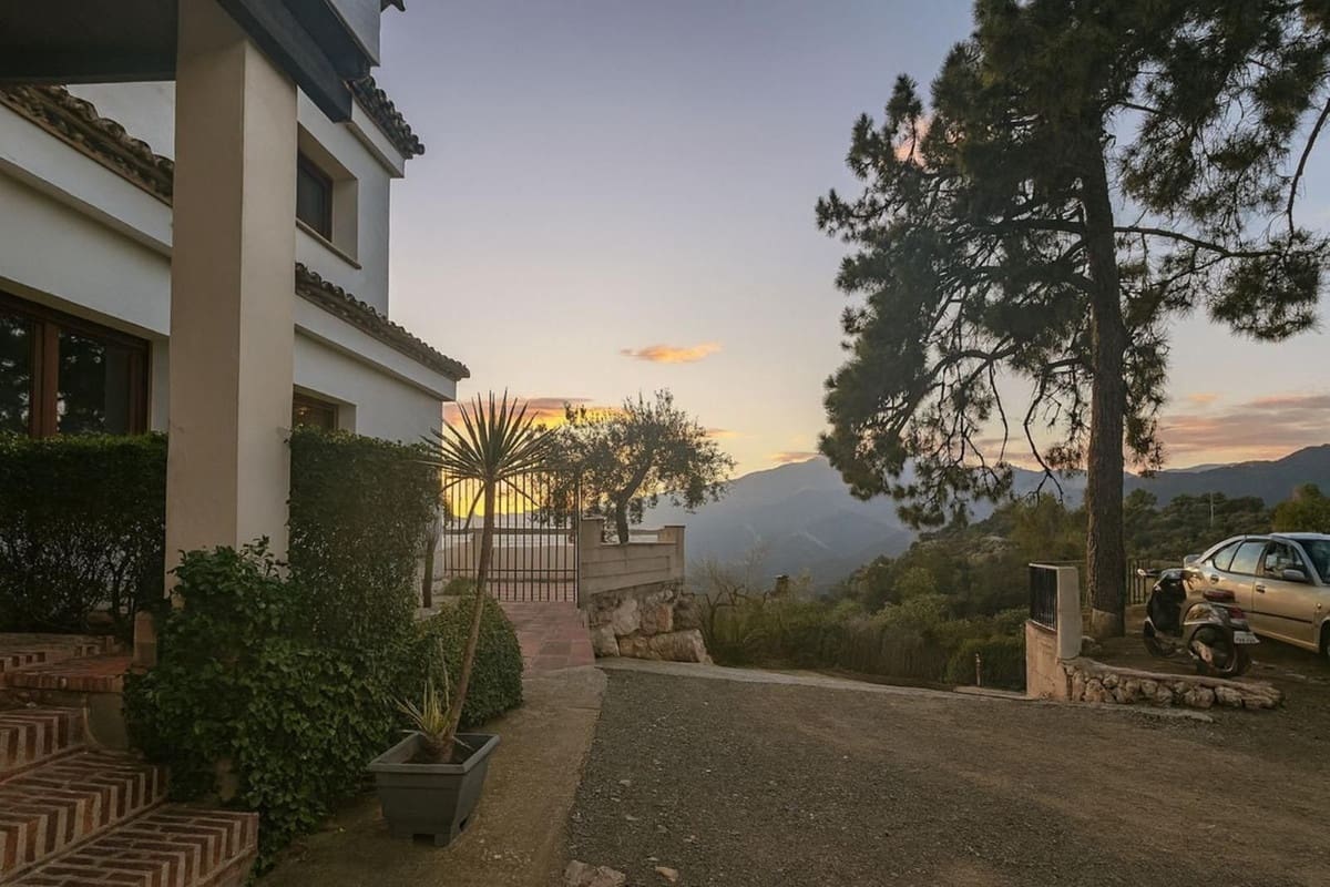 4 slaapkamer Villa te koop in Marbella met zwembad garage - € 1.600.000 (Ref: 9807282)