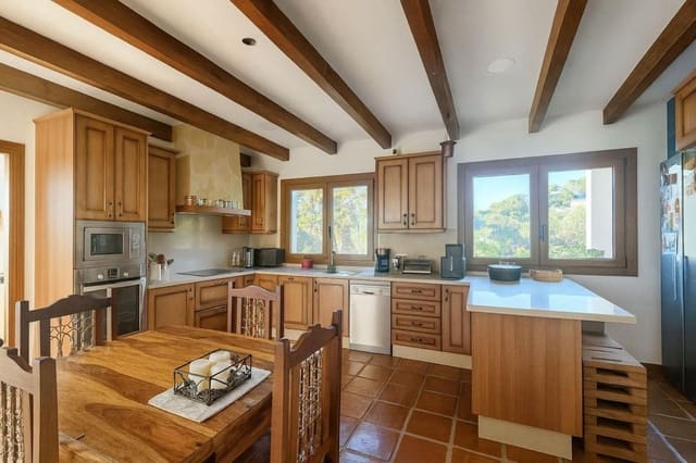 4 slaapkamer Villa te koop in Marbella met zwembad garage - € 1.600.000 (Ref: 9807282)