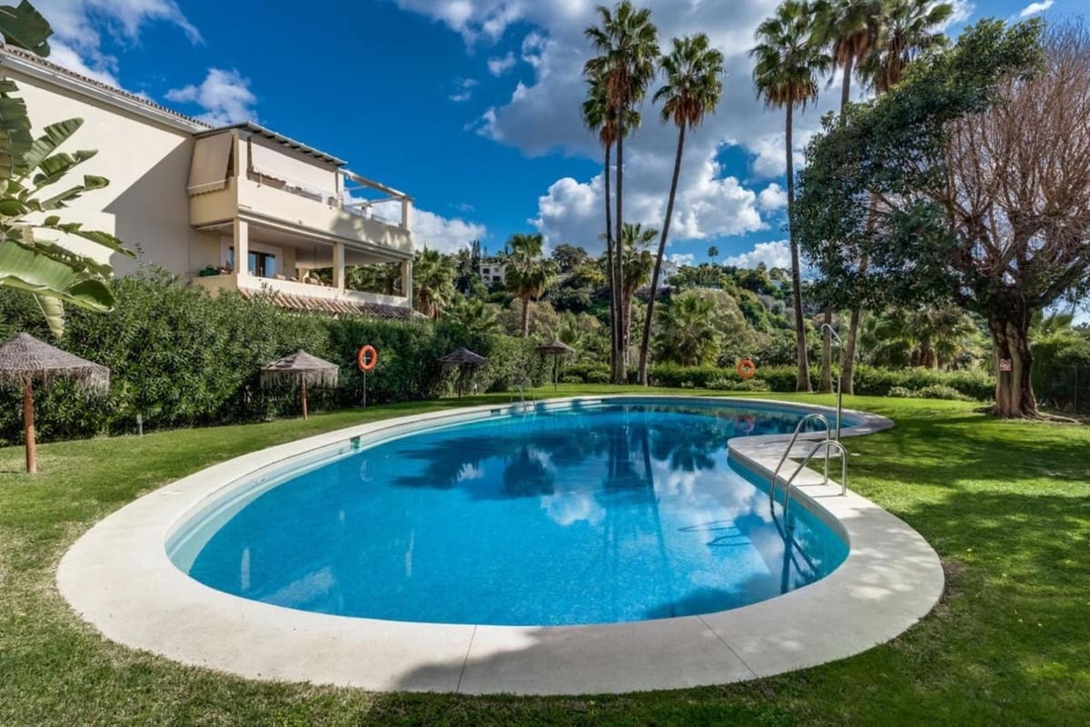 Apartamento de 3 habitaciones en Benahavís en venta con piscina garaje - 795.000 € (Ref: 9862384)