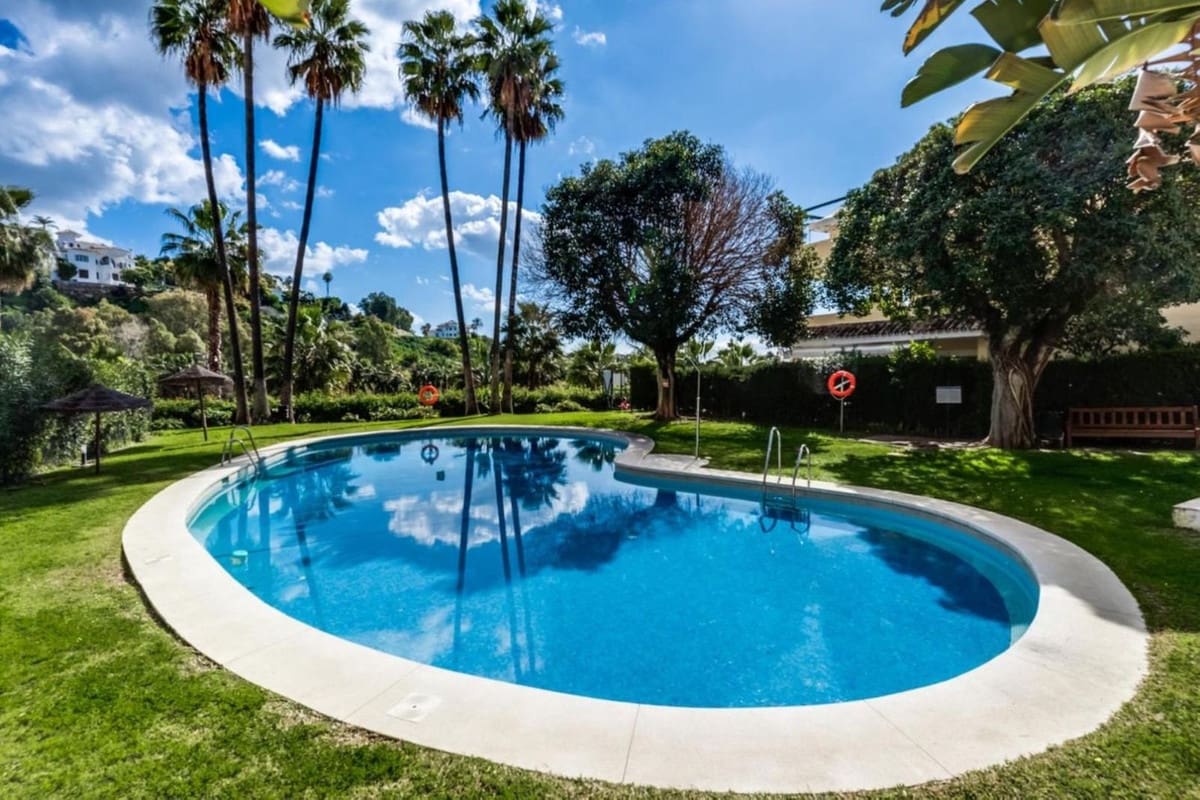 Apartamento de 3 habitaciones en Benahavís en venta con piscina garaje - 795.000 € (Ref: 9862384)