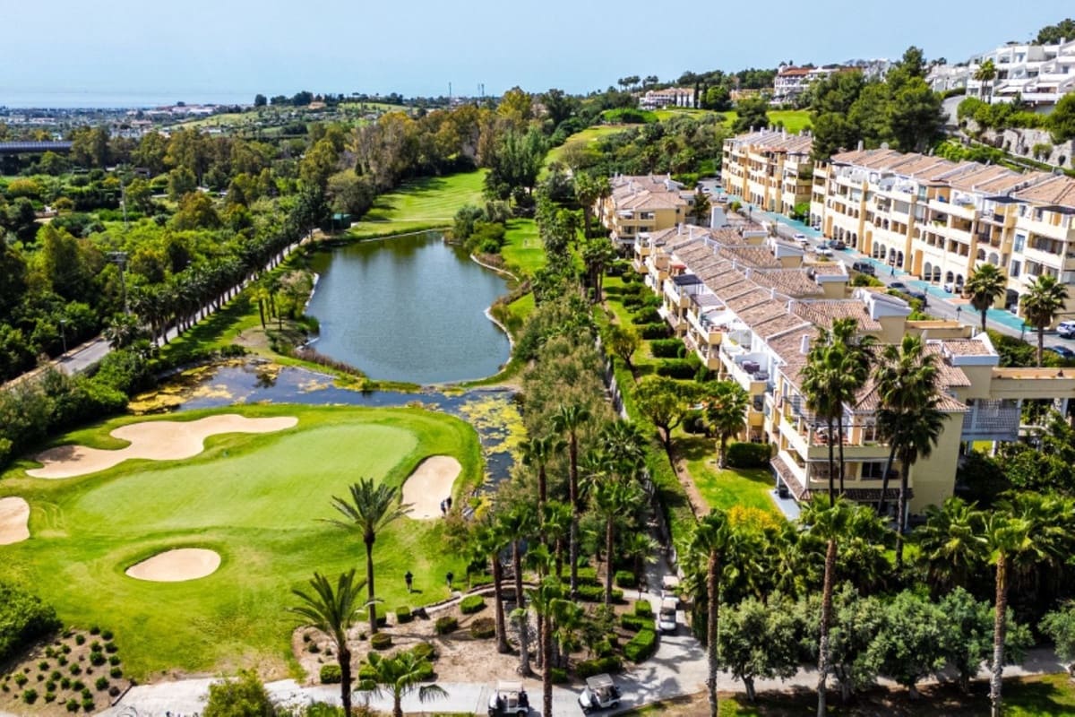 Apartamento de 3 habitaciones en Benahavís en venta con piscina garaje - 795.000 € (Ref: 9862384)