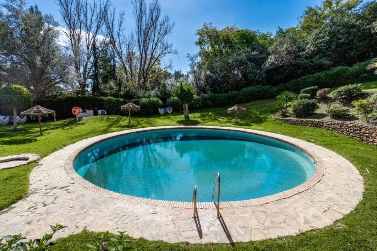 Apartamento de 3 habitaciones en Benahavís en venta con piscina garaje - 795.000 € (Ref: 9862384)