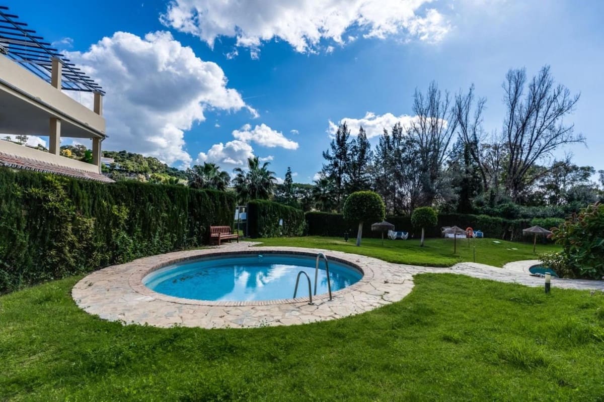 Apartamento de 3 habitaciones en Benahavís en venta con piscina garaje - 795.000 € (Ref: 9862384)