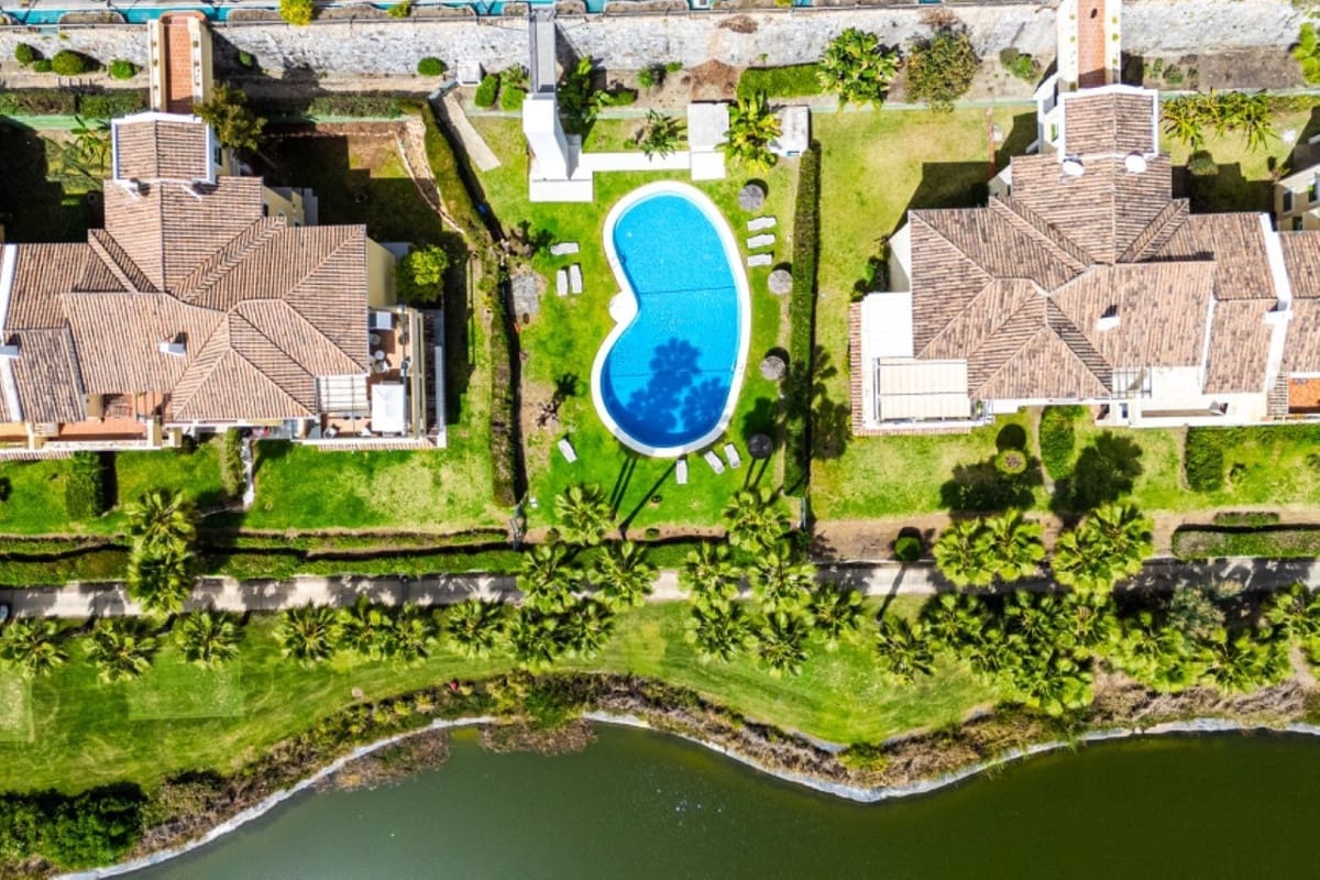 Apartamento de 3 habitaciones en Benahavís en venta con piscina garaje - 795.000 € (Ref: 9862384)