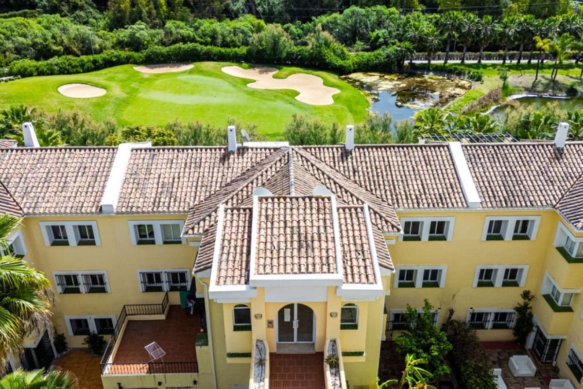 Apartamento de 3 habitaciones en Benahavís en venta con piscina garaje - 795.000 € (Ref: 9862384)