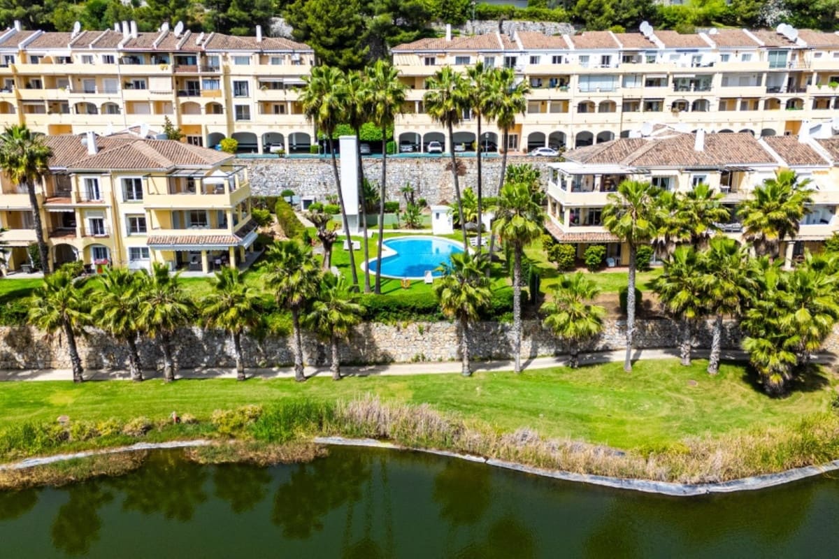 Apartamento de 3 habitaciones en Benahavís en venta con piscina garaje - 795.000 € (Ref: 9862384)