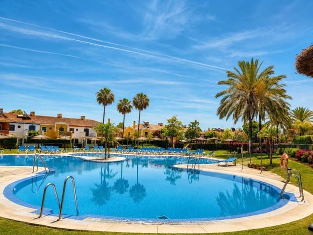 5 makuuhuone Huvila myytävänä paikassa Guadalmina Alta, Marbella mukana uima-altaan 
autotalli - 1 450 000 € (Ref: 9932712)