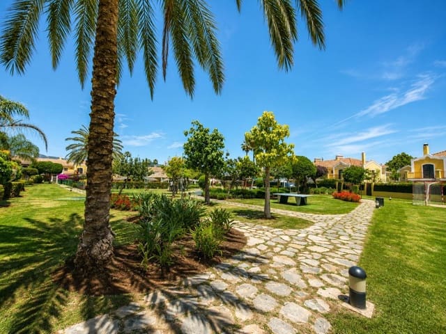 5 makuuhuone Huvila myytävänä paikassa Guadalmina Alta, Marbella mukana uima-altaan 
autotalli - 1 450 000 € (Ref: 9932712)