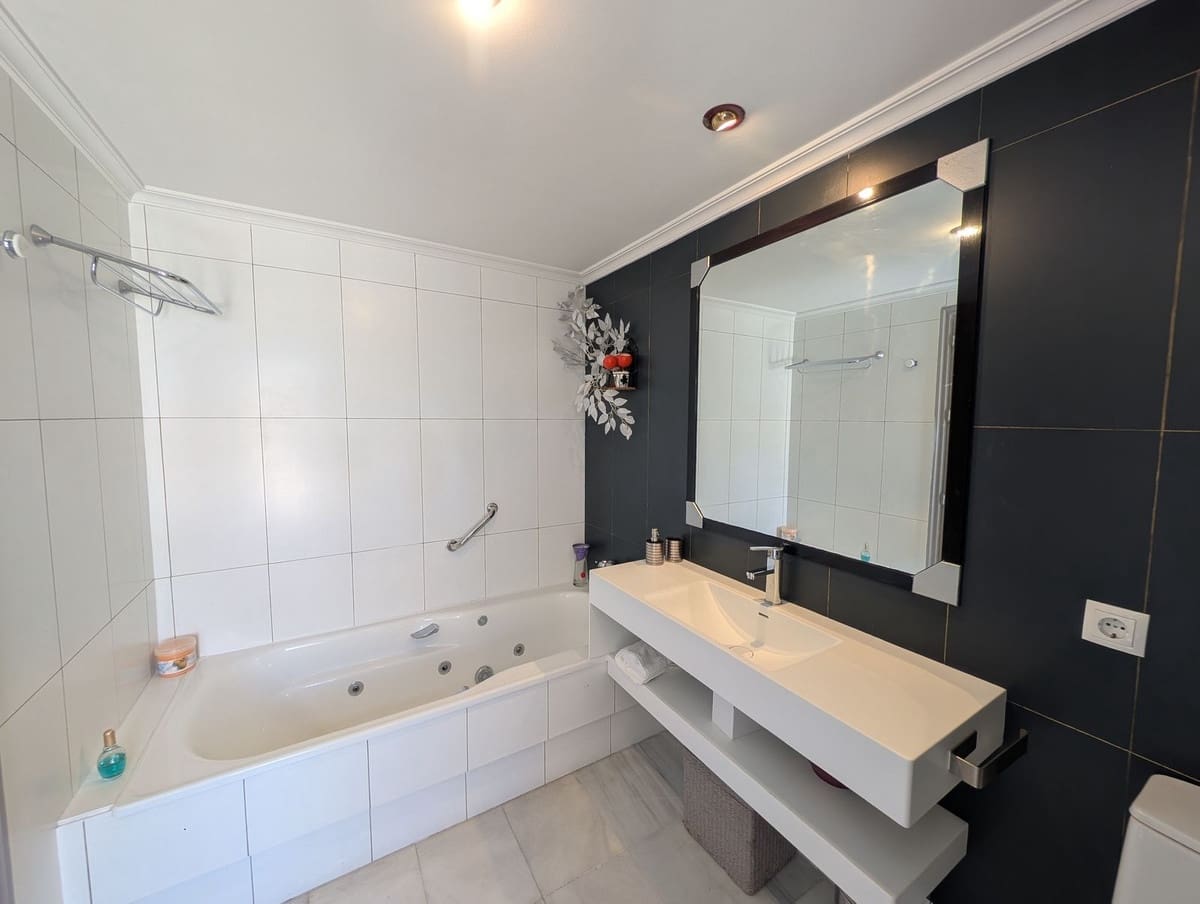   3 soveværelse   ferieByhus i Atalaya-Isdabe   med   swimmingpool  garage  - € 600 (Ref: 9946654)