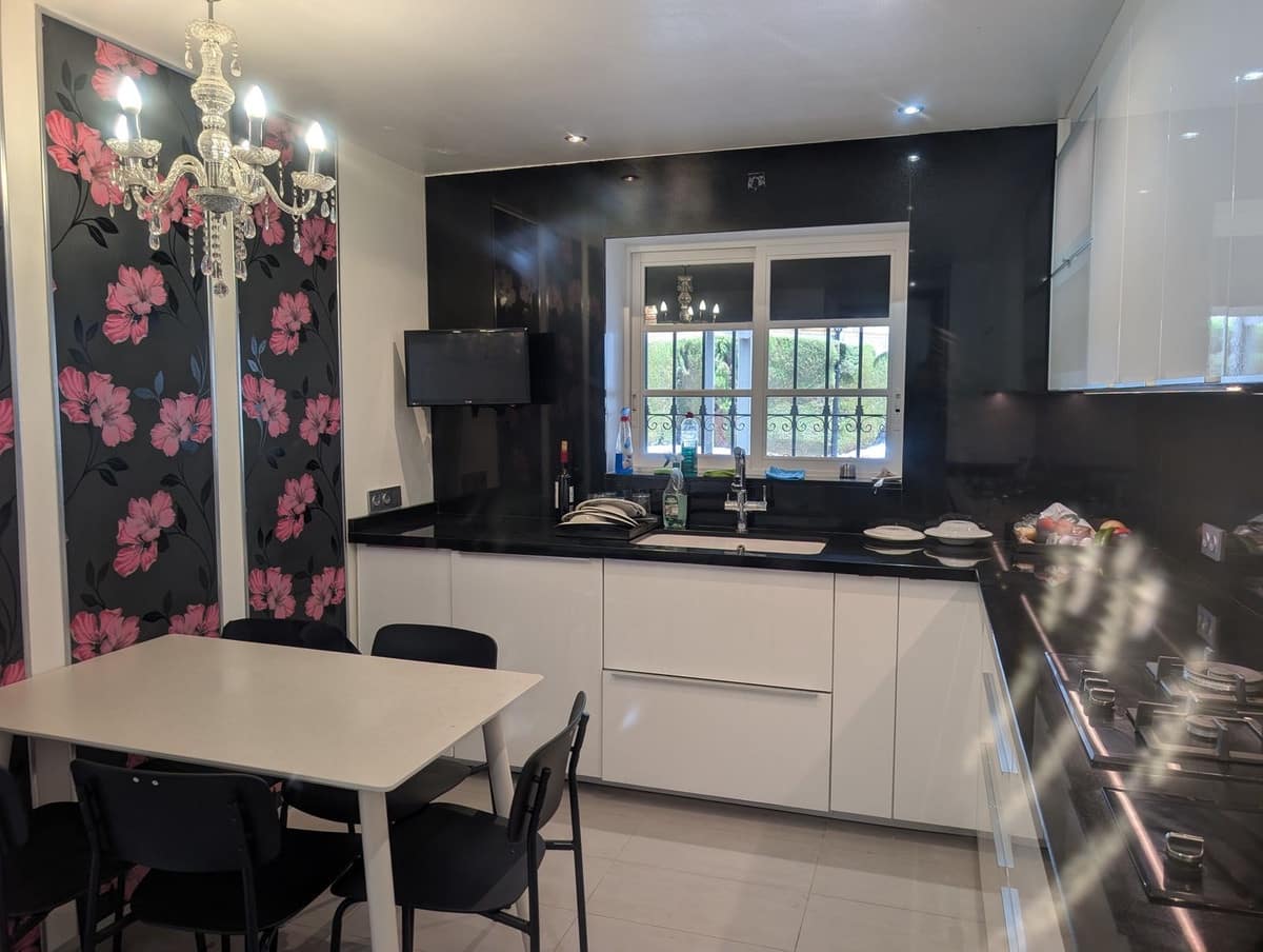   3 soveværelse   ferieByhus i Atalaya-Isdabe   med   swimmingpool  garage  - € 600 (Ref: 9946654)