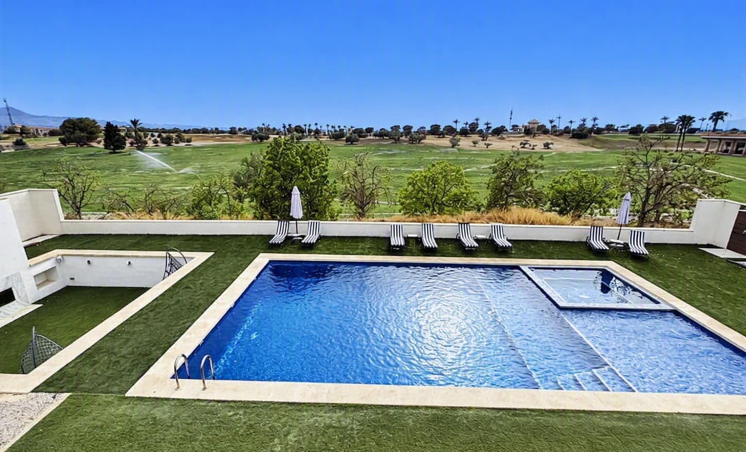 Chalet de 4 habitaciones en Hacienda del Alamo en venta con piscina garaje - 695.000 € (Ref: 10076999)