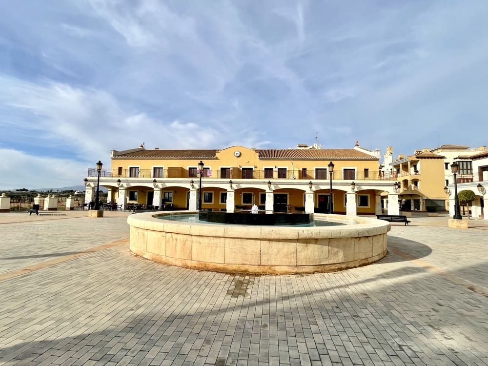 2 slaapkamer Commercieel te koop in Hacienda del Alamo met zwembad garage - € 179.000 (Ref: 9879666)