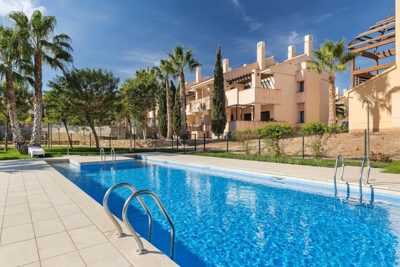 Apartamento de 2 habitaciones en Hacienda del Alamo en venta con piscina garaje - 175.000 € (Ref: 9911553)