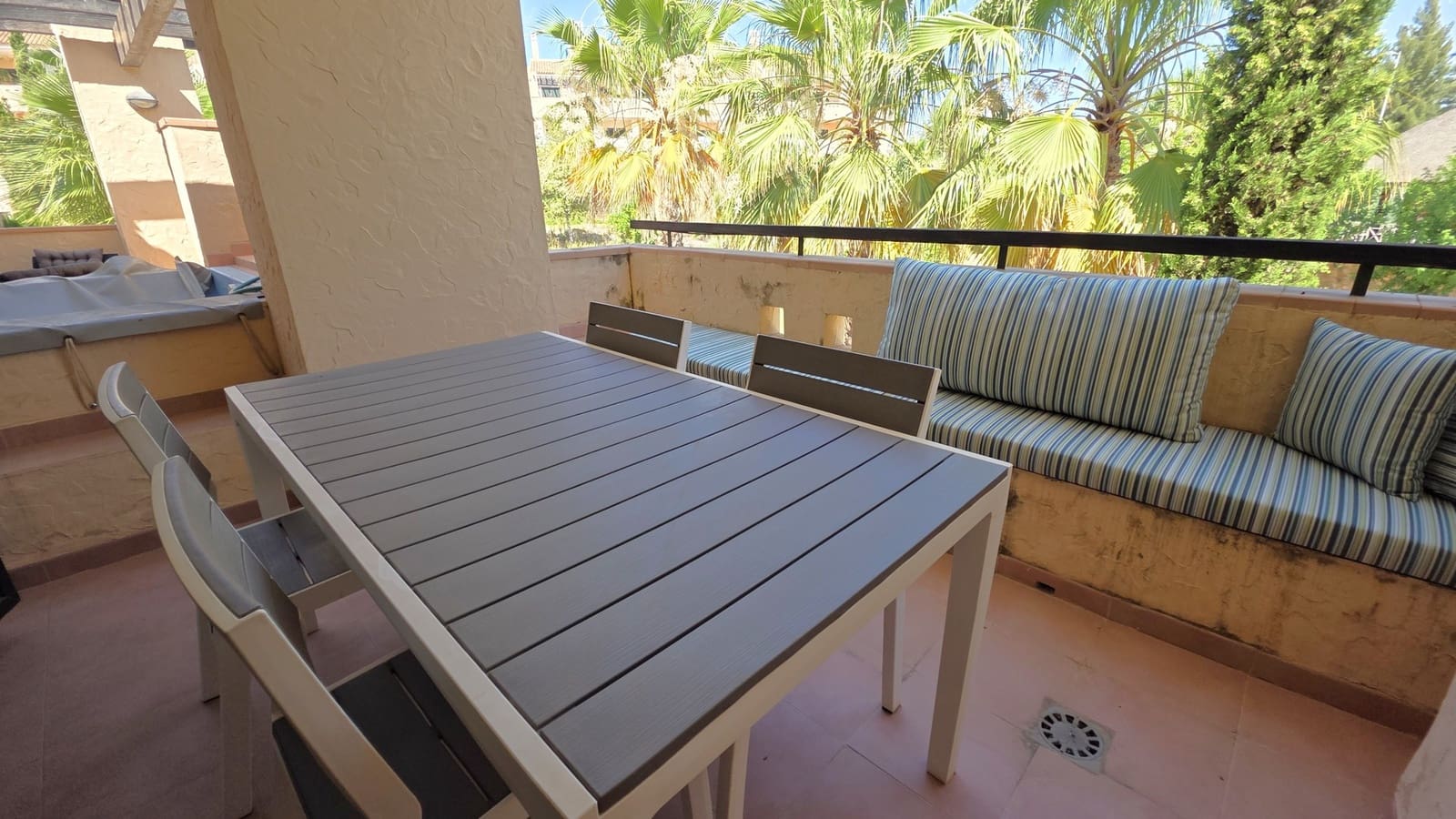 2 soverom Leilighet til salgs i Hacienda del Alamo med svømmebasseng garasje - € 160 000 (Ref: 9911922)