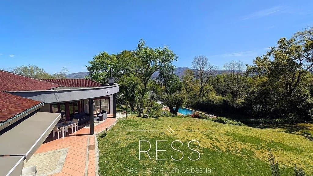 8 sovrum Villa till salu i Hondarribia med pool - 1 680 000 € (Ref: 9797768)