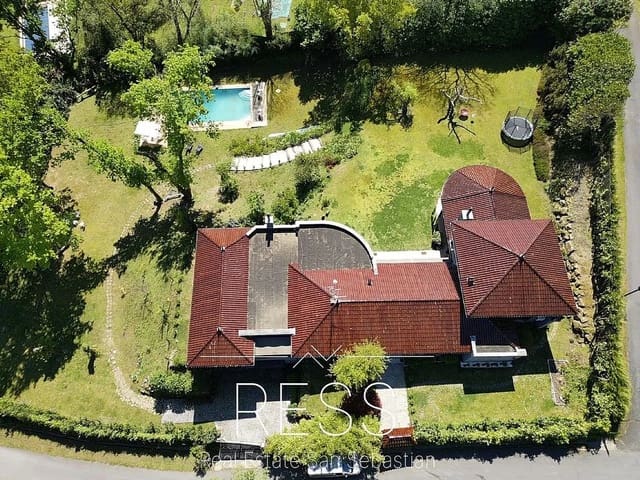 8 sovrum Villa till salu i Hondarribia med pool - 1 680 000 € (Ref: 9797768)