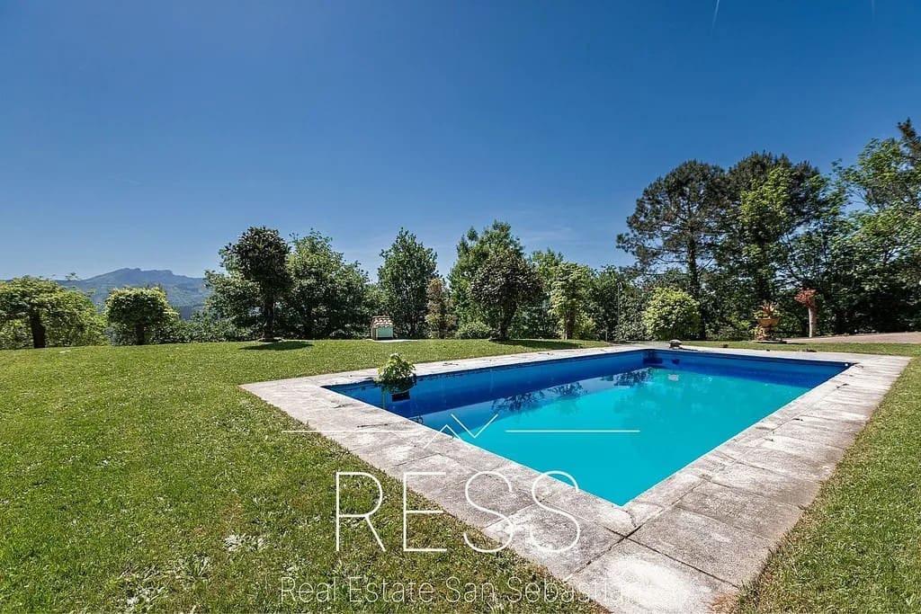 6 bedroom Villa for sale in Hondarribia with pool - € 1,490,000 (Ref: 9814665)