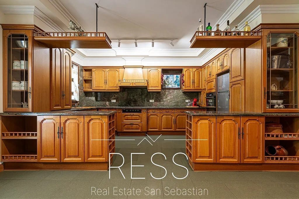 6 bedroom Villa for sale in Hondarribia with pool - € 1,490,000 (Ref: 9814665)