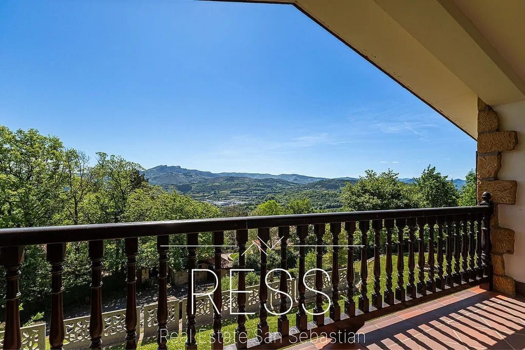 6 bedroom Villa for sale in Hondarribia with pool - € 1,490,000 (Ref: 9814665)