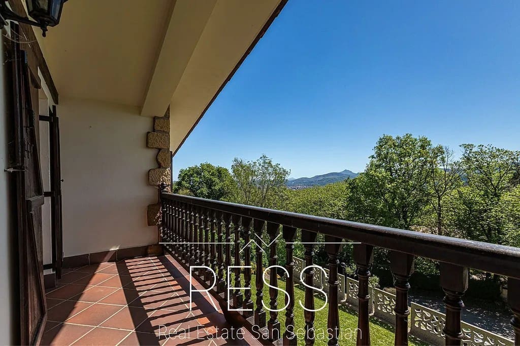 6 bedroom Villa for sale in Hondarribia with pool - € 1,490,000 (Ref: 9814665)