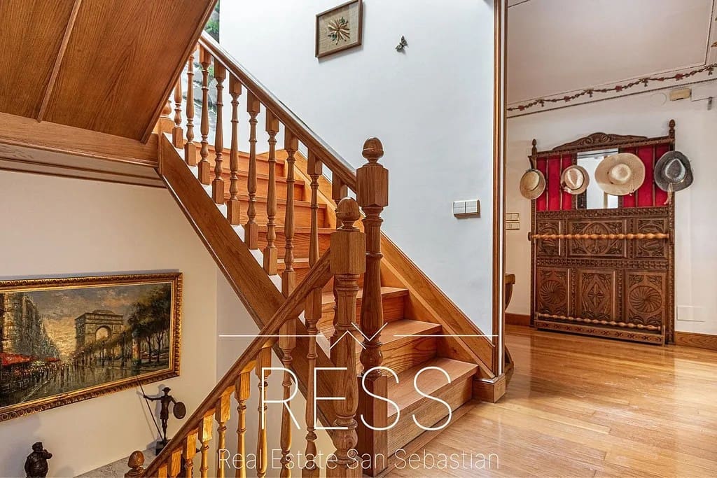 6 bedroom Villa for sale in Hondarribia with pool - € 1,490,000 (Ref: 9814665)