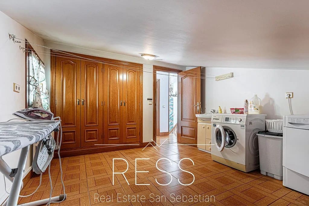 6 bedroom Villa for sale in Hondarribia with pool - € 1,490,000 (Ref: 9814665)