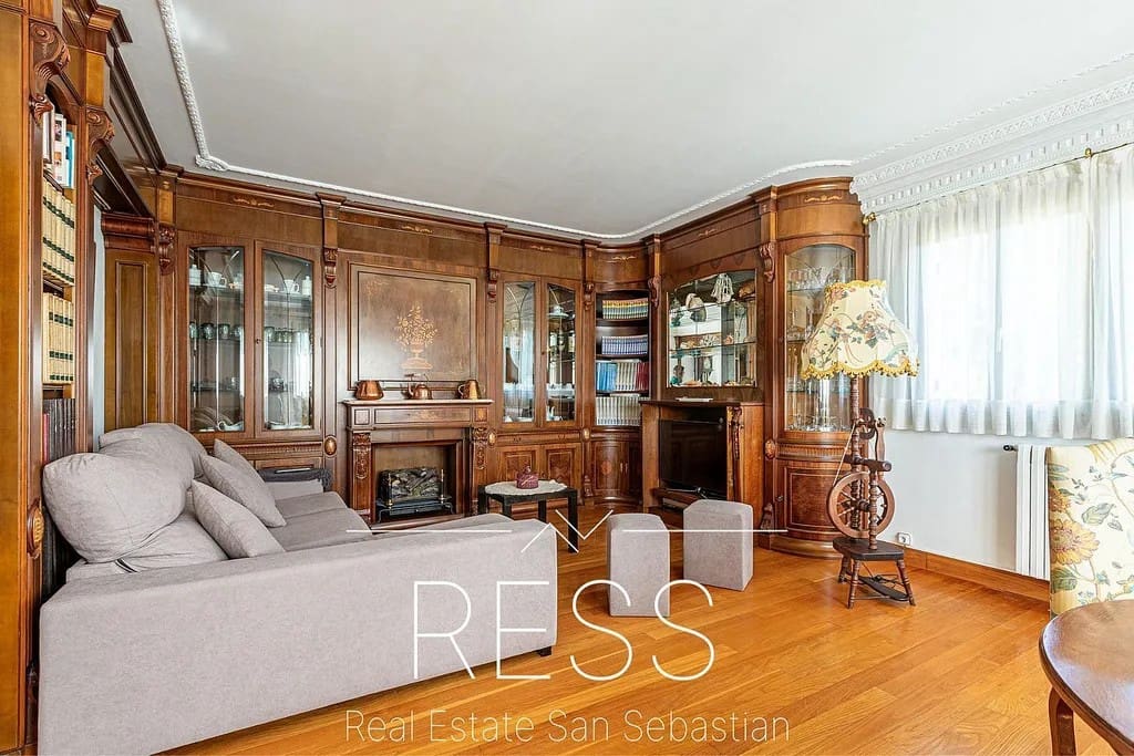 6 bedroom Villa for sale in Hondarribia with pool - € 1,490,000 (Ref: 9814665)